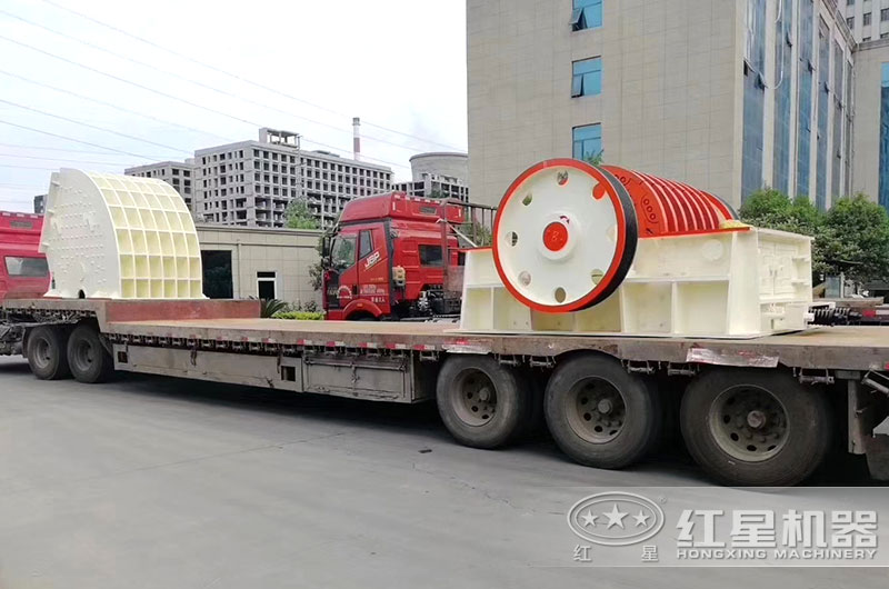 问鼎网页版时产3000吨的PCZ2225重锤式破碎机发货现场